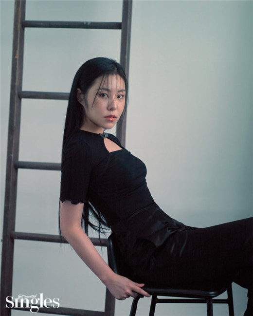 韩国人气组合mamamoo成员丁辉人公开了最新时尚画报,展