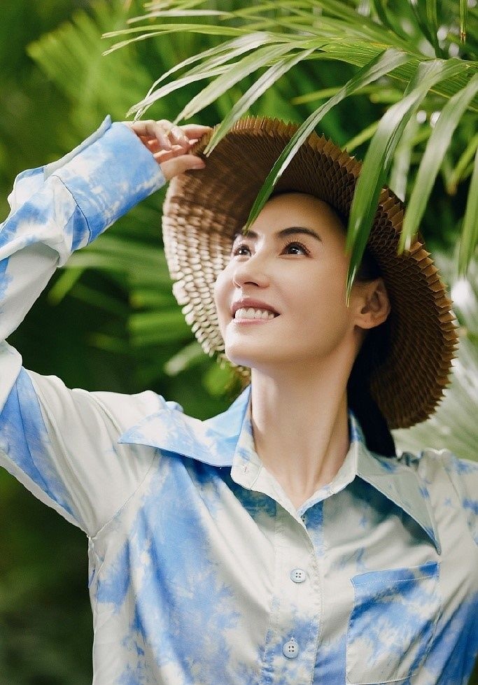 张柏芝复刻19岁经典写真颜值爆棚戴草帽抬眸浅笑氧气十足