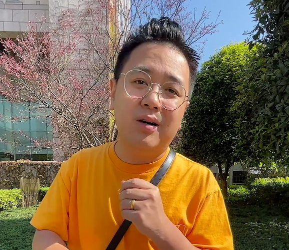 大logo被官媒点名后男网红靠讽刺他走红头上拉屎还要借纸