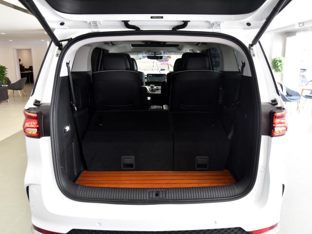 大气mpv 小哥带你一起看荣威imax8