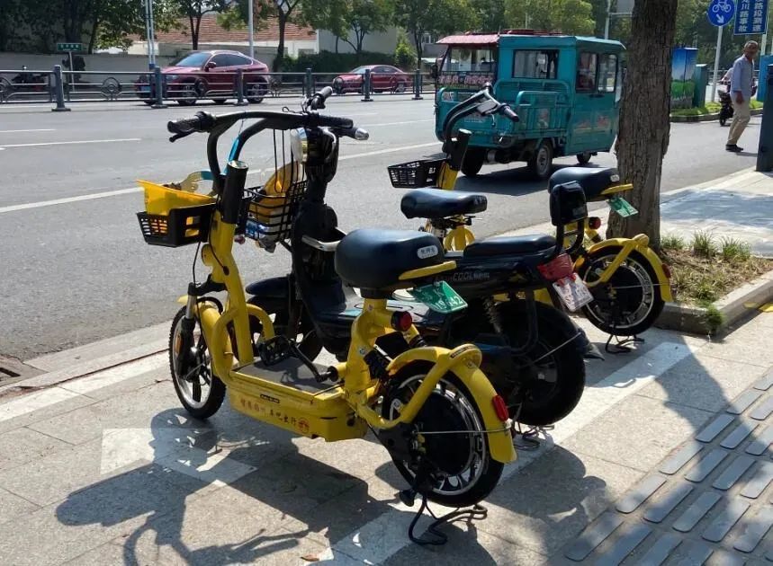 近期,我区新增"大哈"共享电动车,加上原先的"车吧出行"共享电动车