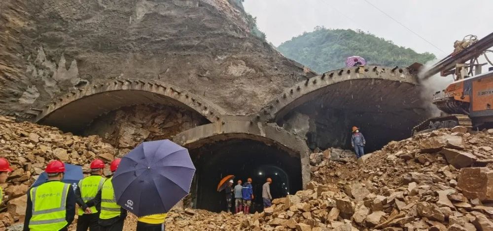 突破性进展,国道105线内莞隧道中导洞顺利贯通!