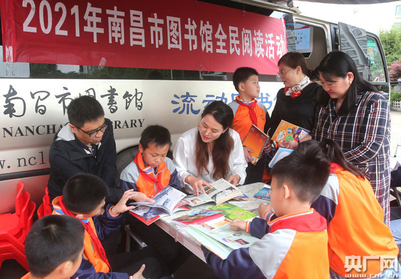 南昌市图书馆流动大篷车开进青山湖区胡家小学,开展"红色图书进校园"