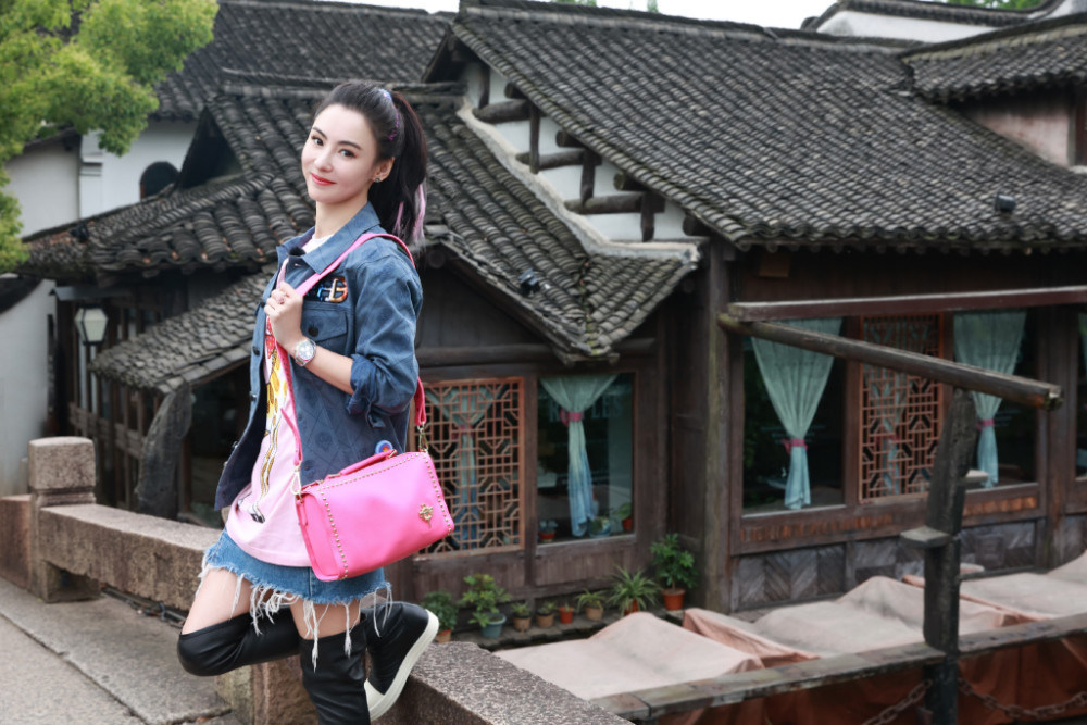 张柏芝乌镇游玩,41岁三娃妈穿粉色扎马尾似少女,姐姐团不出道太可惜