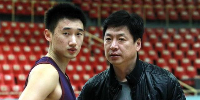 在12进8的比赛中,当上半场浙江广厦落后吉林男篮的时候,李京龙的三个