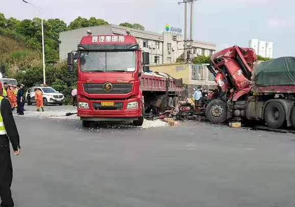 突發320國道發生車禍一大貨車整個車頭被撞爛現場蓋了白布