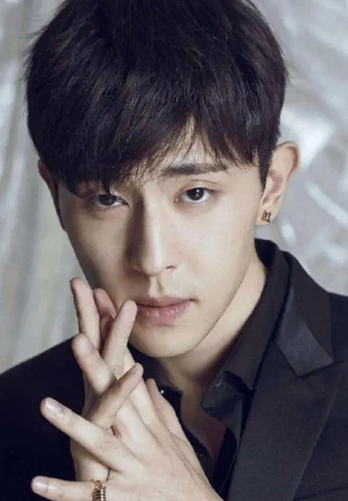 男艺人不能戴耳钉录节目?黄旭熙的遮挡方式曝光后,又学到了