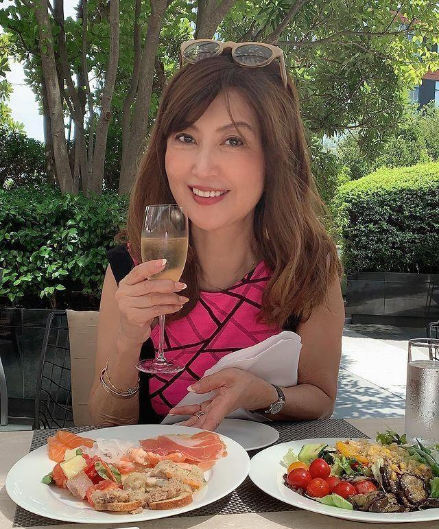 的是一位被日媒称为"71岁的奇迹"的奶奶级别的冻龄美女——上野润子