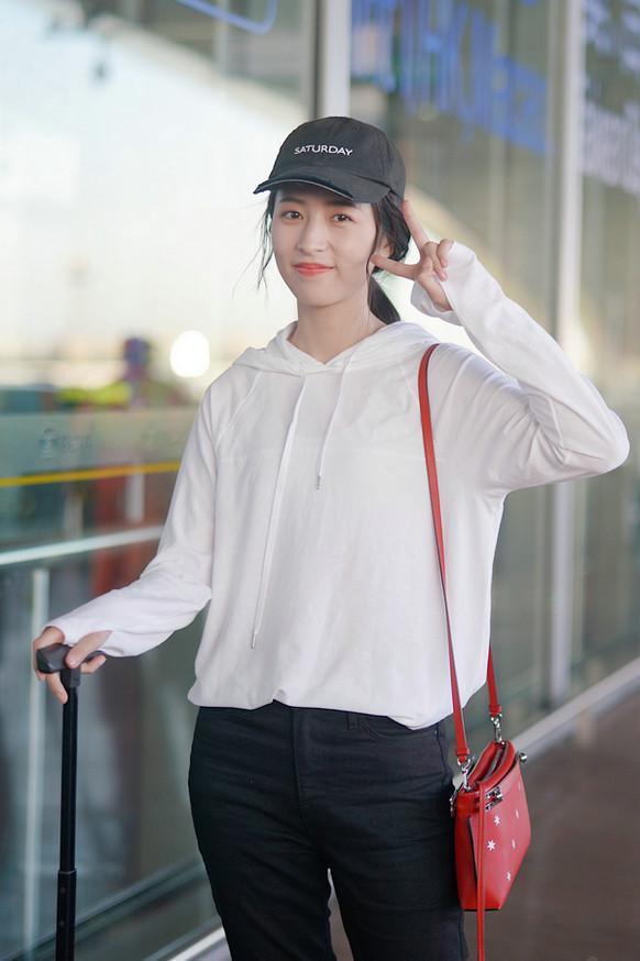 lisa登上日本杂志双封面用棒球帽演绎甜酷风格全包眼线很撩人