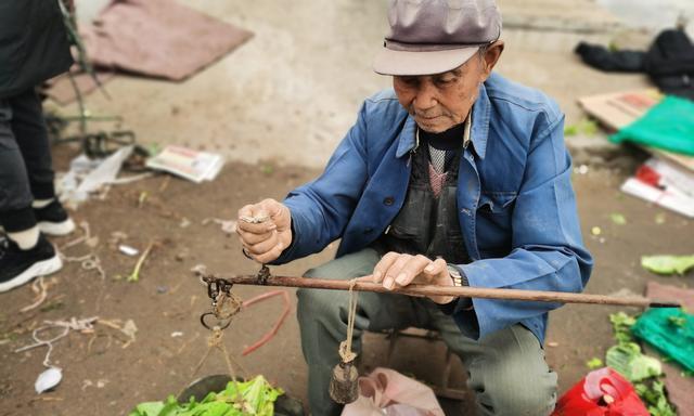 不过九十岁的老爷子,还延续着过去摆摊的老传统,收现金,用杆秤,很有旧