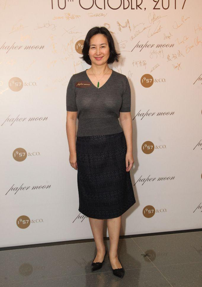 何超琼的穿上裹身的裙子更有魅力豹纹的造型真个性更显3d感