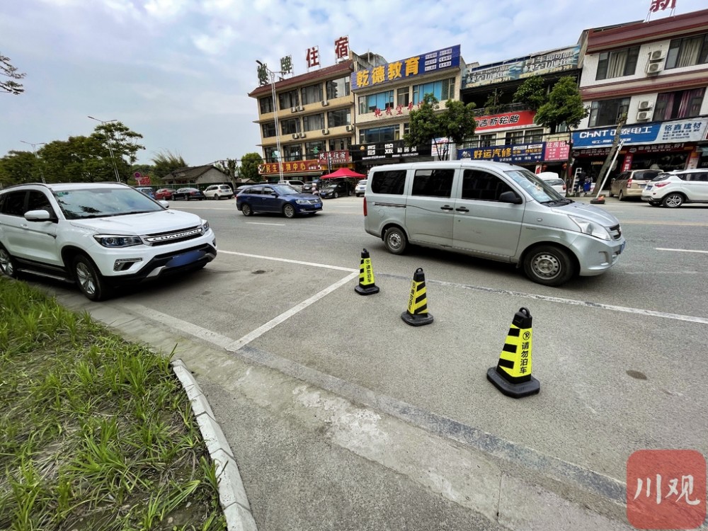 民情|不合理!崇州路邊停車位設在停車場門口,已發生多次車禍