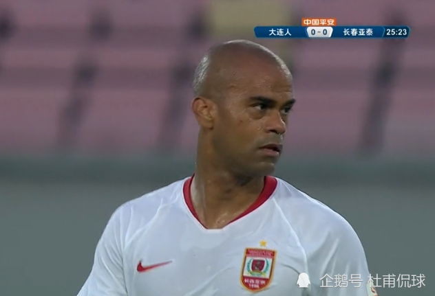 中超 1-0！世界波！亚冠金靴大爆发，国安苦主轰中超首球，跪地庆祝