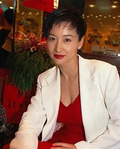 她是香港第一情妇被原配打掉子宫如今57岁依然单身