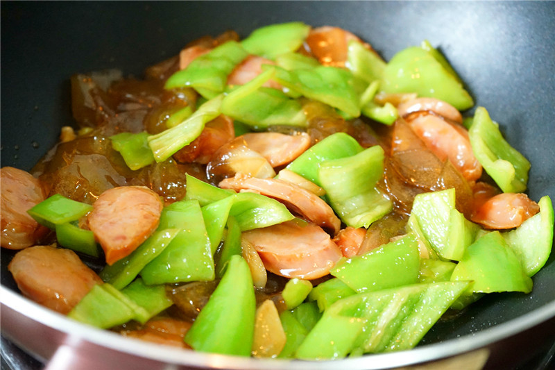 当早餐吃的肉肠炒菜竟也香喷喷下班回来炒一盘家人都说好吃