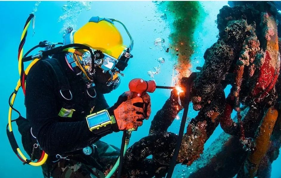 佩服负重百斤他们仍能在水下干这种精细活儿
