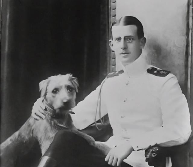 74年前落魄王子菲利普向英女王求婚时母亲拆了王冠给他换戒指