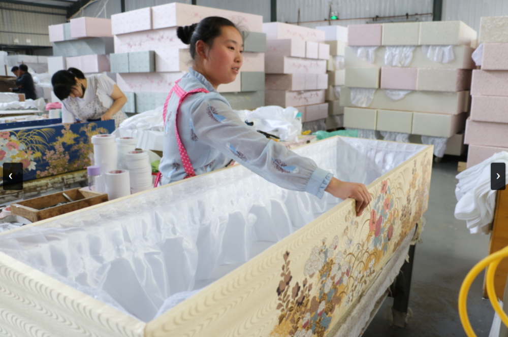 兴许早在樱花味的可口可乐上市之前,曹县的棺材厂就已经开始量身定制