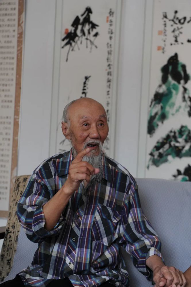 老人已经86岁了,但精神矍铄,鹤发童颜,宛如画中的老寿星.