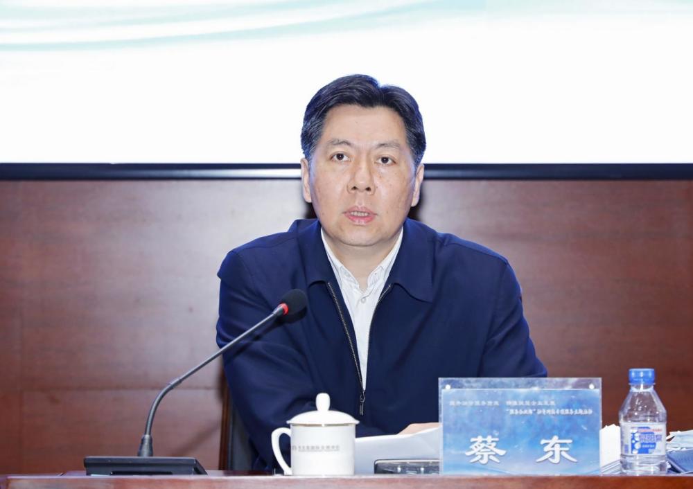 此次活动由省政府副秘书长张凯明主持.