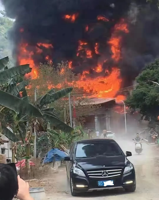 汕头一寺庙发生大火,熊熊大火把整座寺庙吞噬