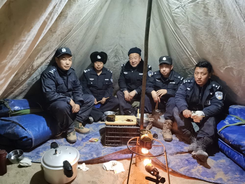 2020年3月,袁广明(左一)和巡山队员一起在可可西里腹地的帐篷内.
