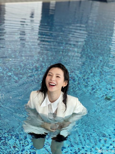 张予曦晒大笑照片配文称今天有啥开心事吗
