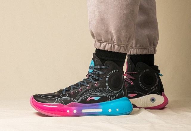 李宁驭帅14篮球鞋南海岸配色共带来一黑一白两款十足的骚气