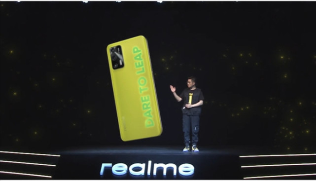 此次发布会中首次亮相的realme真我q3pro"萤火虫"配色,首次将高效蓄光