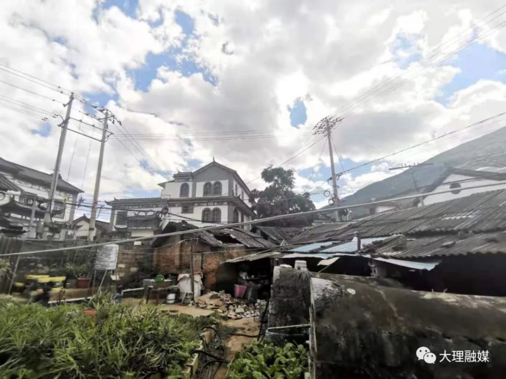蝇蛆成群,到了雨水天,污水粪水顺着流淌到路上,这是上关镇沙坪村村民