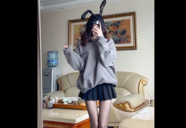 抖音第一长腿电气鼠!即将入驻虎牙直播游戏!这波是赖神的功劳!