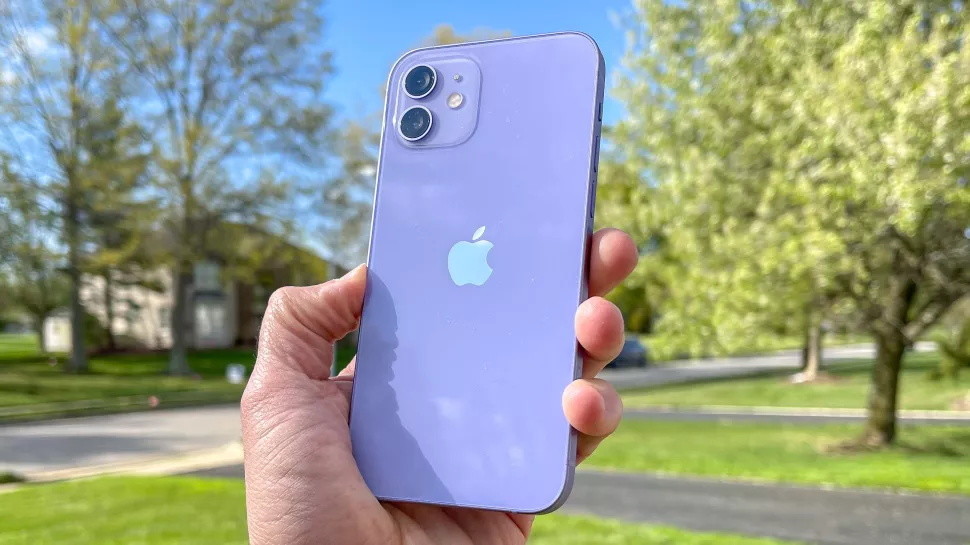 紫色版iphone 12的外观颜值很高 玻璃后盖可反射出不同色泽 腾讯新闻