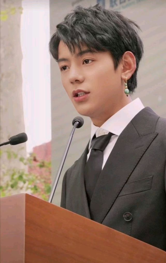 丁真帅气升级穿上西装太吸睛令人看不够却因肤色变白惹争议