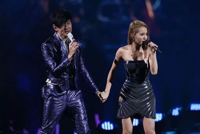 神仙友谊林俊杰为蔡依林演唱会打call晒合照两人关系好好呀