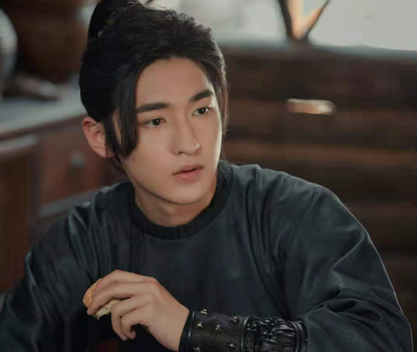 她本是罗义身边的暗卫,罗义生前,让罗十八认长歌做主人.