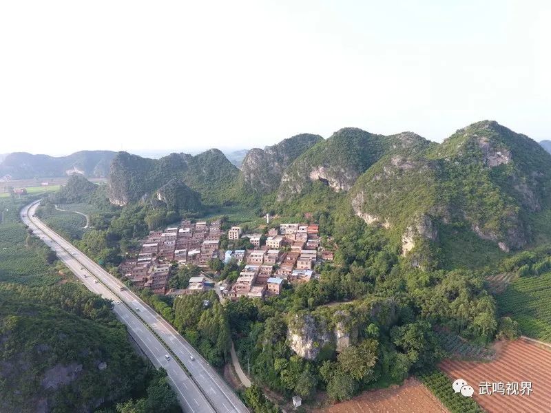航拍武鸣宁武镇旧岑村被高速路和高铁横贯的村落