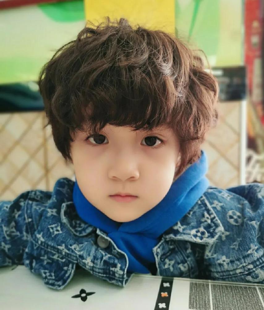 这次单禹豪在片中饰演的是雷小米,爸爸是黄渤饰演的雷大力.