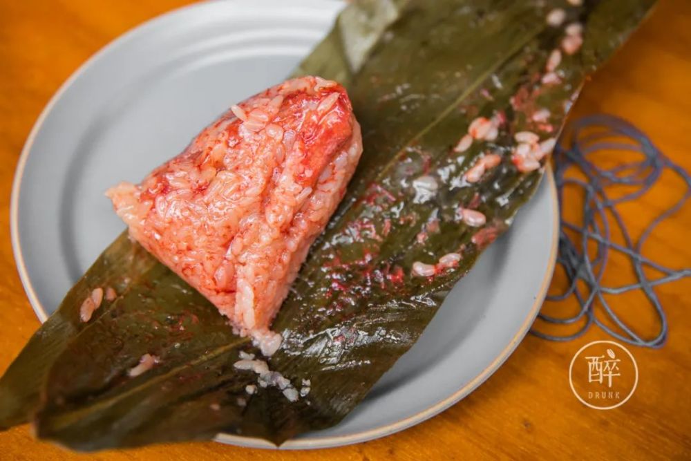 一个是我去年就很喜欢的南乳肉粽,用的是上海产的南乳酱汁来做.