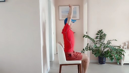 每天做10次双手上举动作提升中气疏通三焦全身都轻松