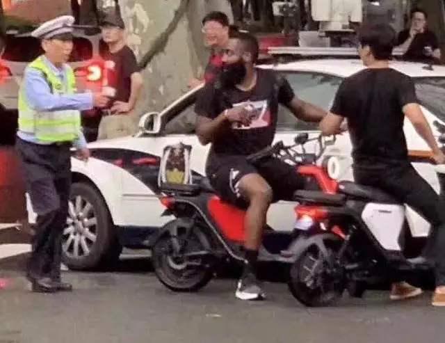 NBA球员中国行趣事：韦德向大妈要水被拒，韦德：这是我代言的啊