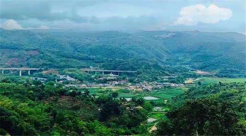 一个与美丽乡村有关的坝子在普洱市思茅区南屏镇有一个叫曼昔坝(今称