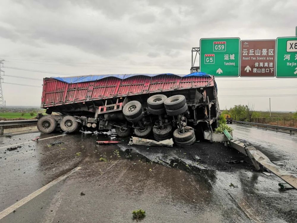 呼北高速河津北收费站附近发生了一起大货车翻车的单方道路交通事故