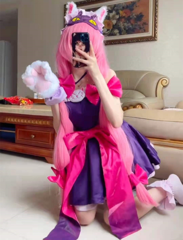 在她的视频中已经cos过两个王者女英雄,一个是公孙离的蜜橘之夏,另一