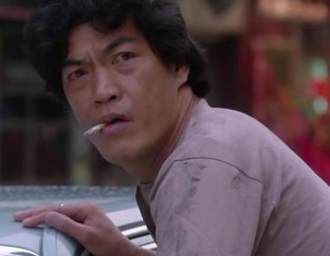 不是经常演一些正面角色,反而他会出演一些反派角色,因为他的长相很凶