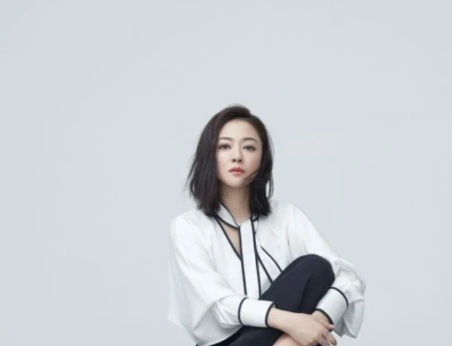 在离婚没有多久,连奕名就迎娶了比自己小8岁的杨若兮.