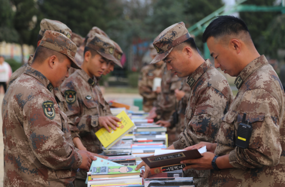 世界读书日丨万物复书来军营和官兵一起悦读