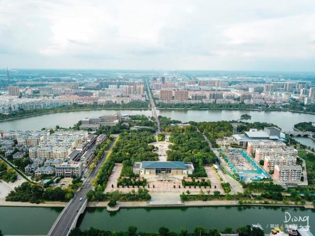 比亚迪宋plus在高唐县中心的鱼丘湖悠闲散步