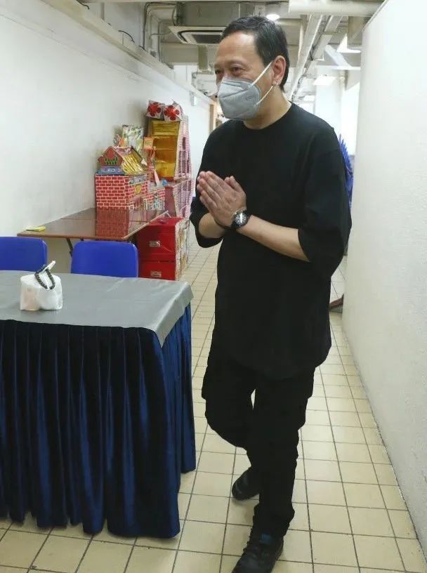 警匪片导演祖师爷不幸肠癌病逝外甥为舅举丧遗体下午火化