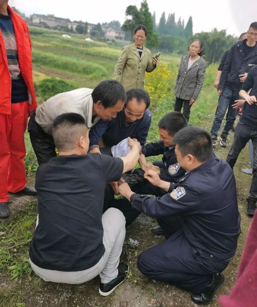 未等车停稳民警蜀黍就一路奔跑至老人意外落水的江堤边,发现老人正在