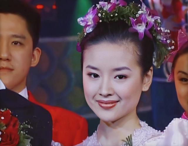 2000年央视春晚当谢霆锋牵她出来的那一刻惊艳全国观众